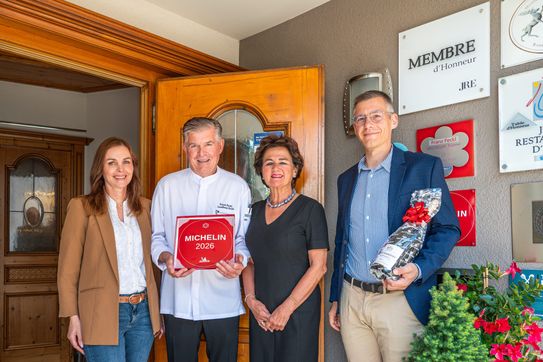 Das Landhaus Feckl ist auch 2026 mit einem Guide Michelin Stern ausgezeichnet. Andreja Puklek (Metro Böblingen), Franz und Manuela Feckl (Landhaus Feckl) und Christian Grupp (Metro (Kundenmanager, Metro) bei der Überreichung.